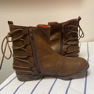 Suzanne Betro Women’s Booties 8